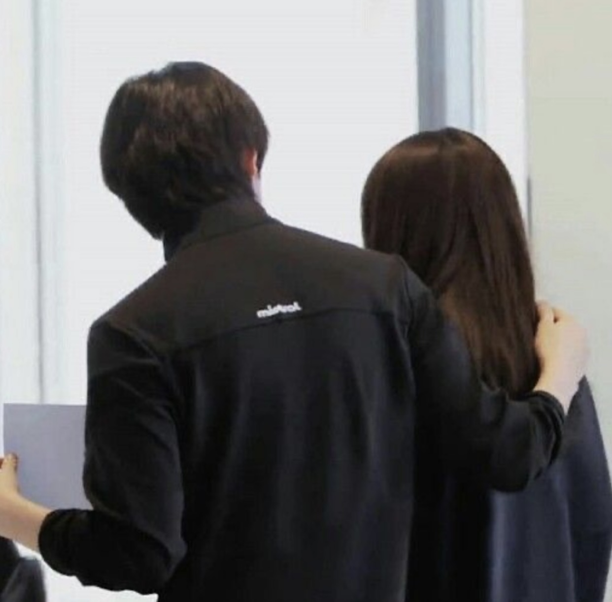 ANH ĐÃ ÔM LẤY NGƯỜI MÀ TÔI GHÉT NHẤT