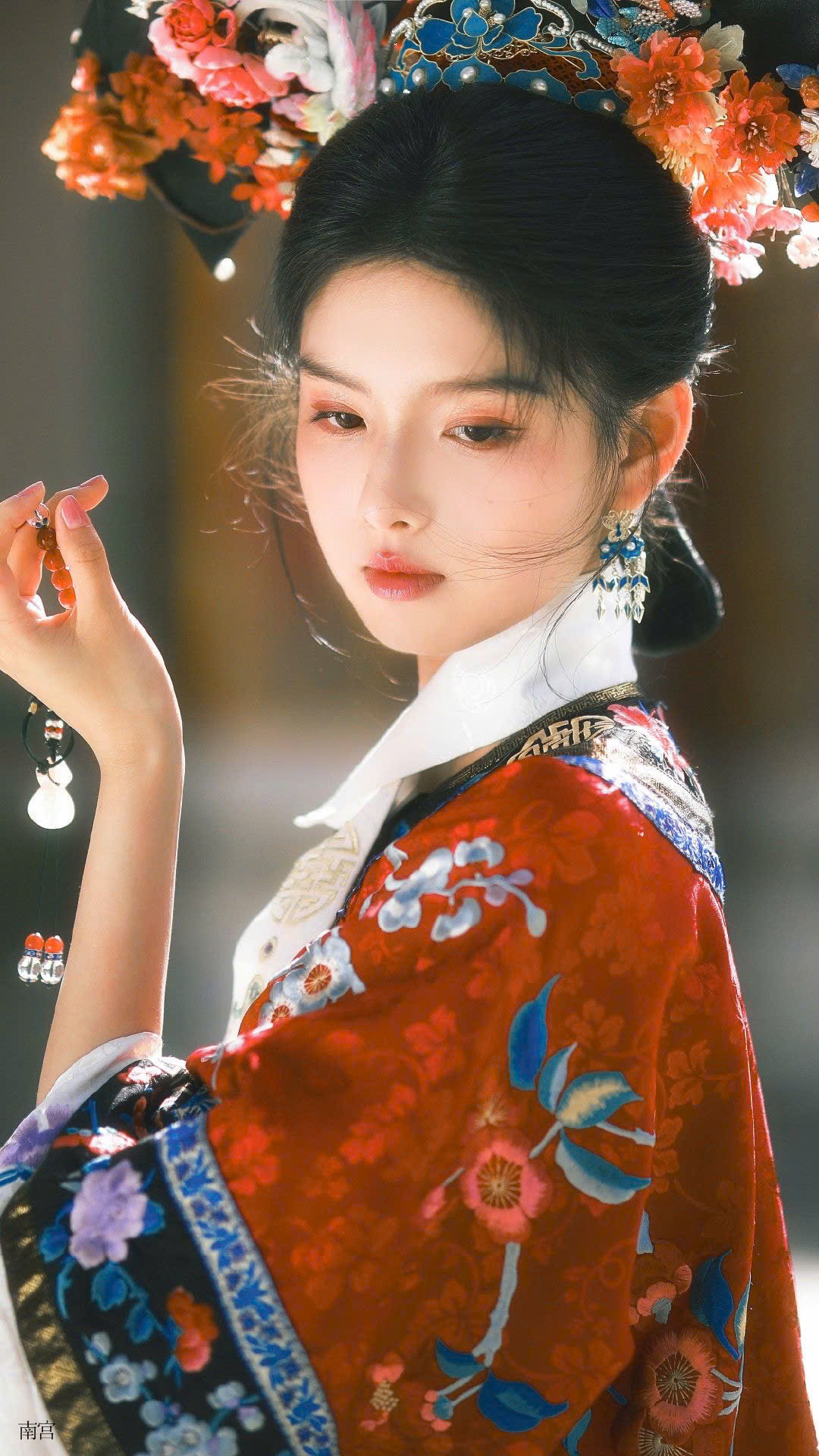 BỆ HẠ, NGƯỜI TỚI TRỄ RỒI