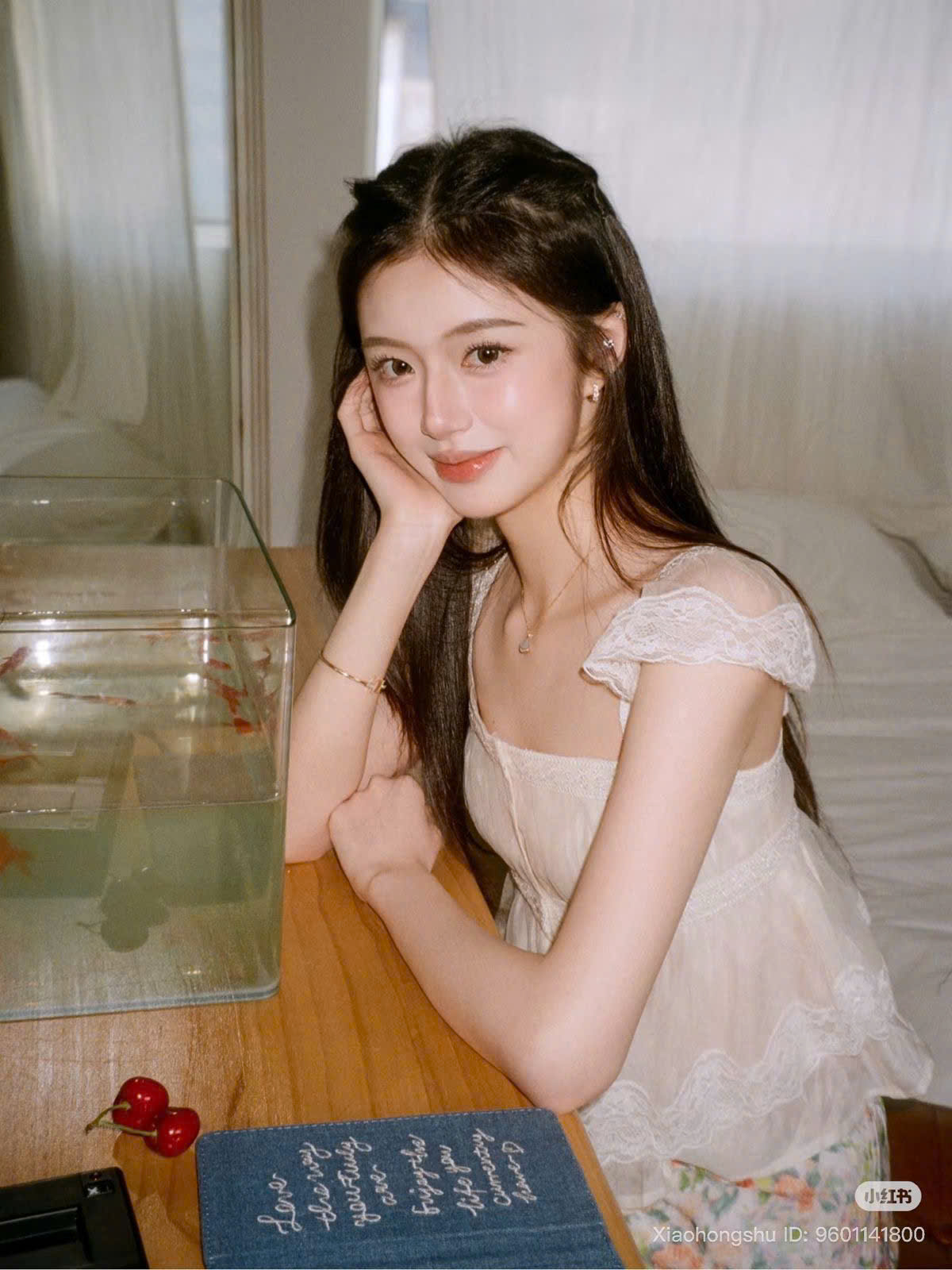 Bìa truyện GIỮA TIẾNG LÒNG VÀ IM LẶNG
