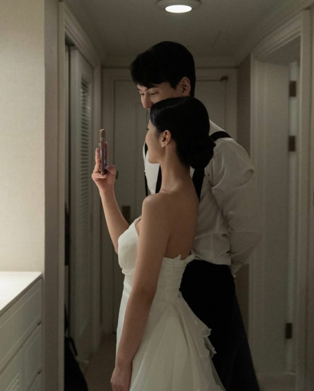 HOÀNG HÔN PHẢN CHIẾU TRONG MẮT BẠN