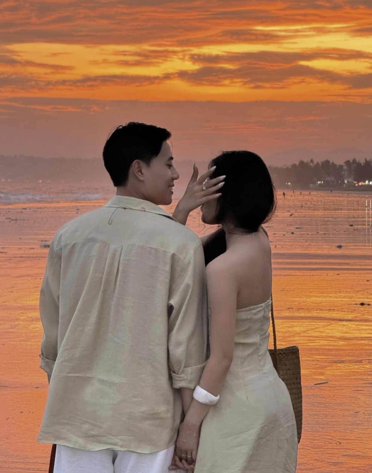 KỶ NIỆM 3 NĂM NGÀY CƯỚI, CHỒNG DẪN NYC VỀ NHÀ