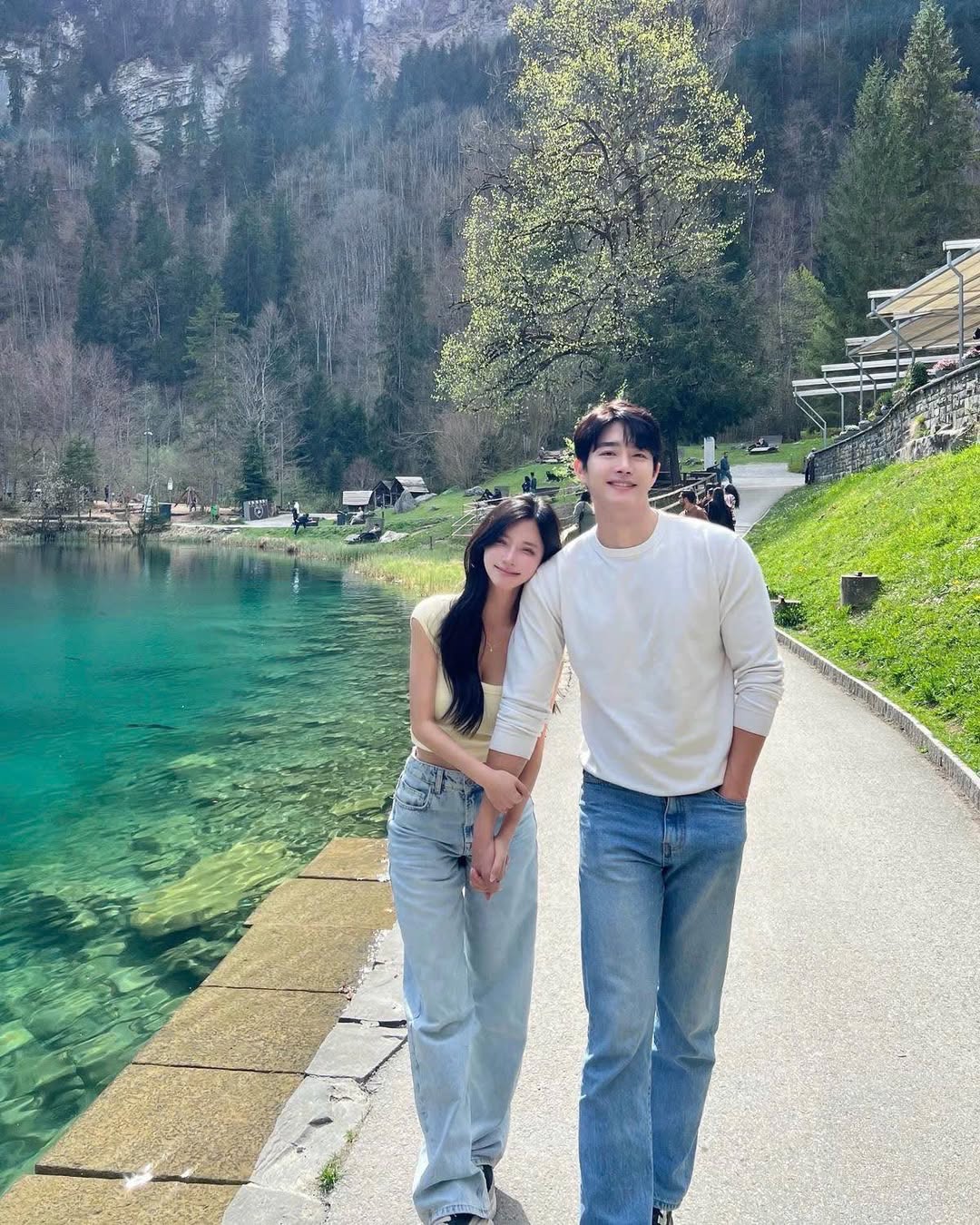 SỐNG CHUNG VỚI ANH CHÀNG TỈ PHÚ SỢ XÃ HỘI