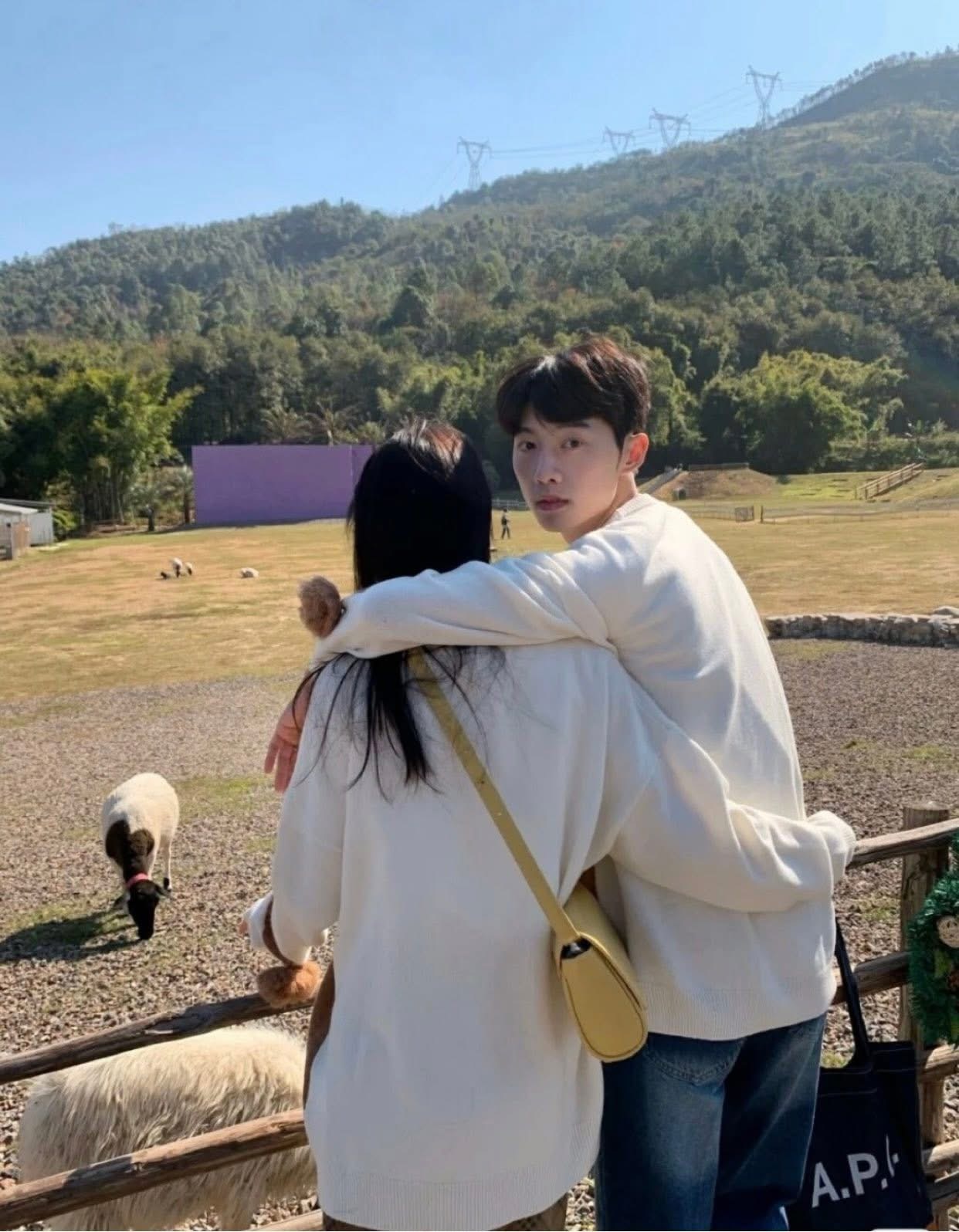 TẶNG ANH MỘT TANG LỄ